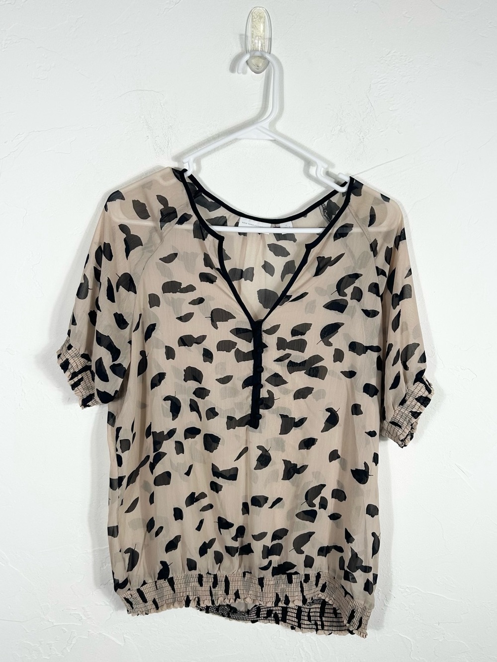 New York & Company Beige Black Abstract Print Chiffon Blouse Size M Smocked